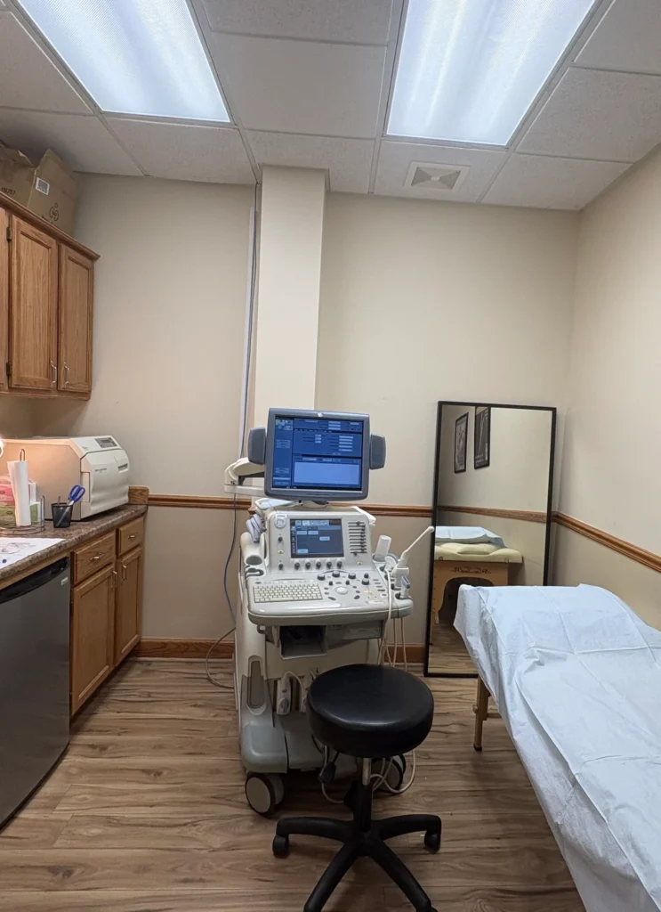 Clinical treatment room for minimally invasive vein procedures